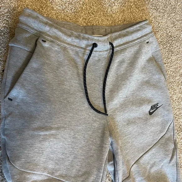 Men’s Nike Tech Gray Sweatpants Tapered Fit - Picture 4 of 6